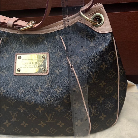 Louis Vuitton - Picture 2 of 15